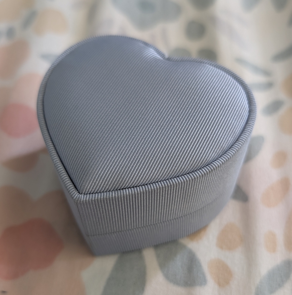 Heart shaped jewelry ring case